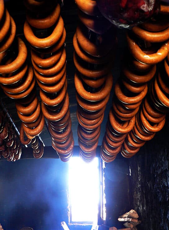 Chouriças penduradas a fumar num fumeiro tradicional em Tuizelo, no concelho de Vinhais