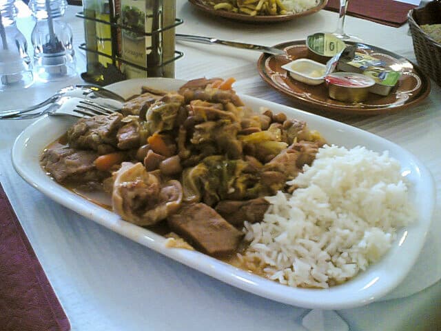 Prato de feijoada à transmontana com carnes de porco, couve e cenoura, servida com arroz branco