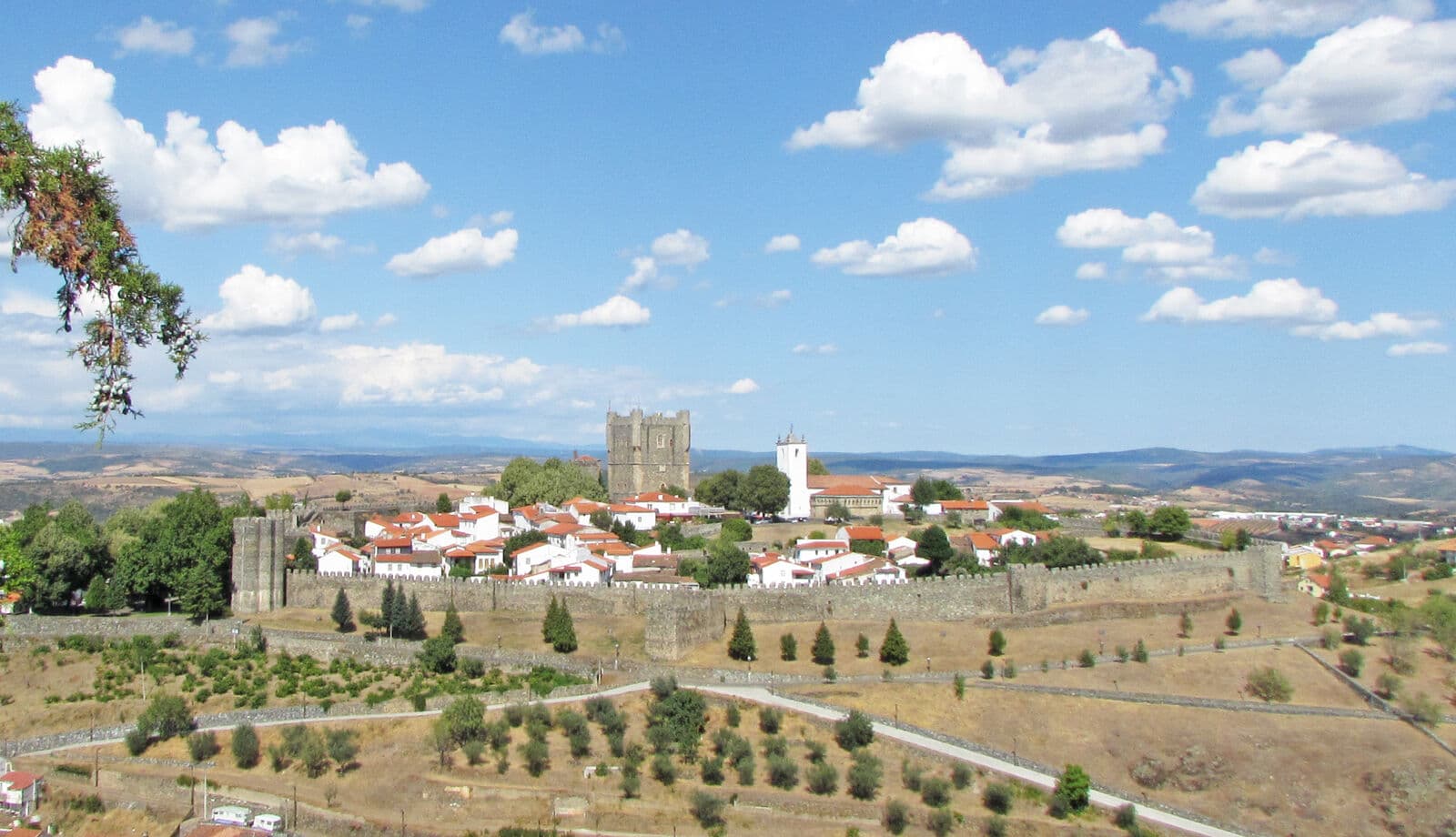 A cidadela de Bragança vista de sul, com as muralhas, a Torre de Menagem e o casario branco