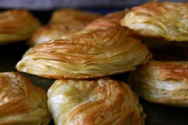 Pastéis de Chaves acabados de cozer, com a massa folhada dourada e aberta em camadas