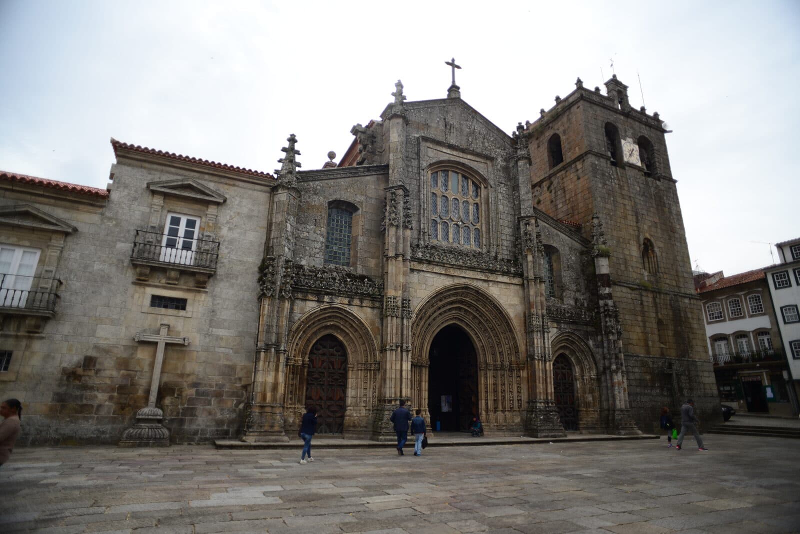Fachada da Sé de Lamego, no largo da catedral