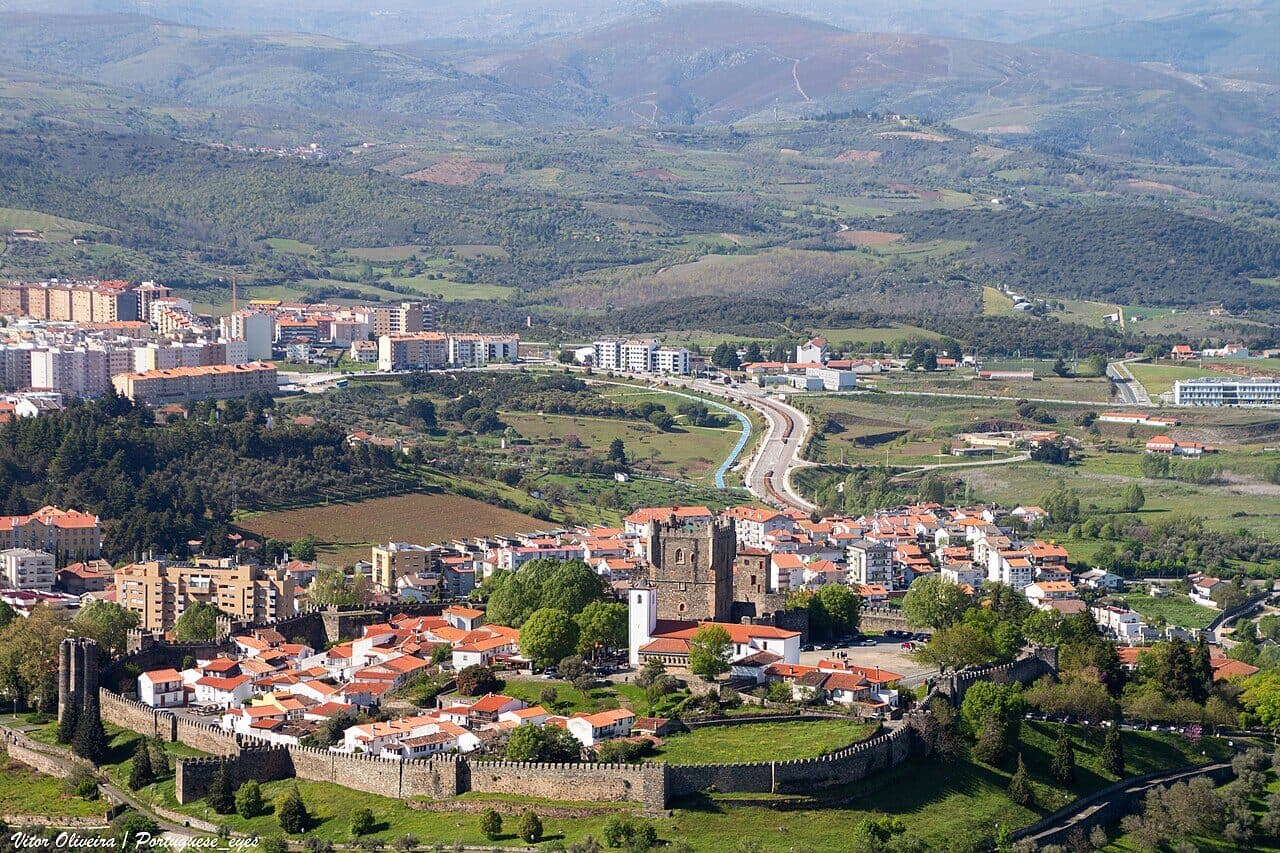 Cidadela de Bragança, com a torre de menagem e as muralhas, vista de cima.