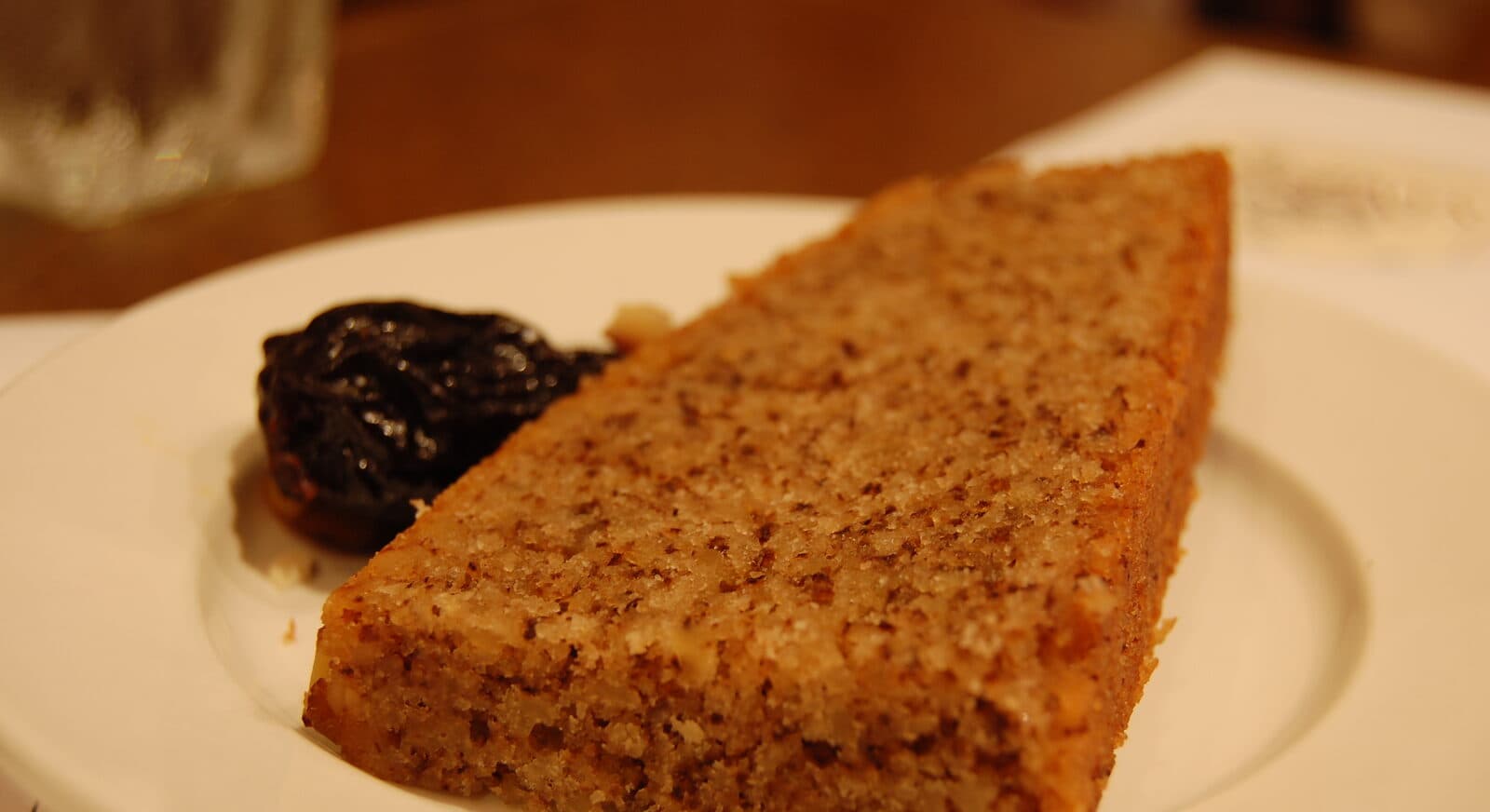 Fatia de bolo de castanha num prato branco