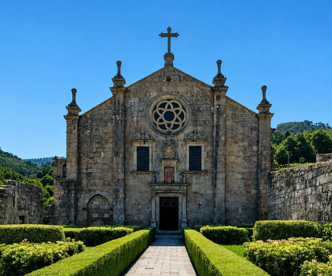 Fachada de igreja monástica com rosácea, em Tarouca