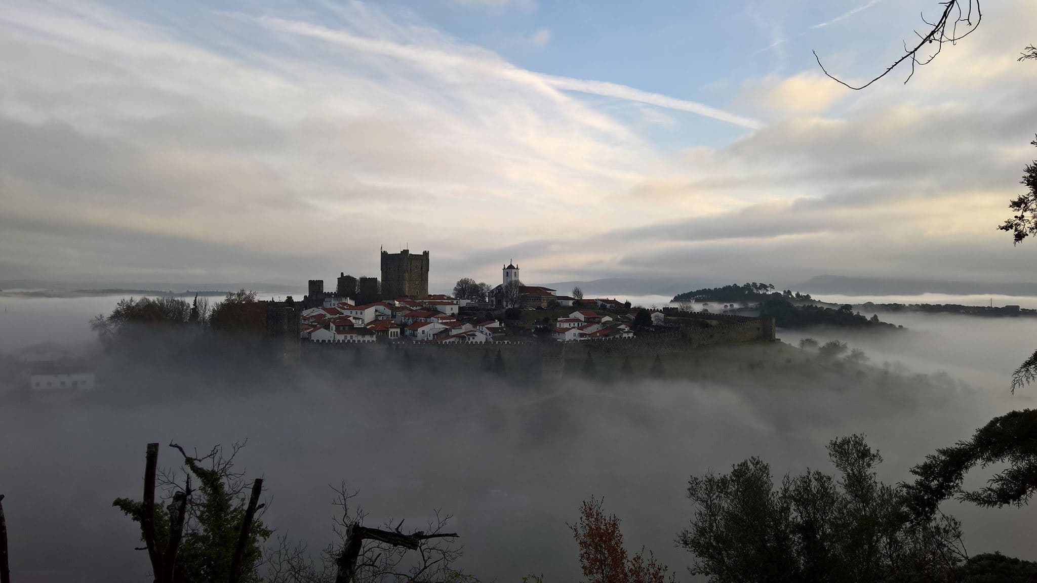Castelo e cidadela de Bragança acima de um mar de nevoeiro