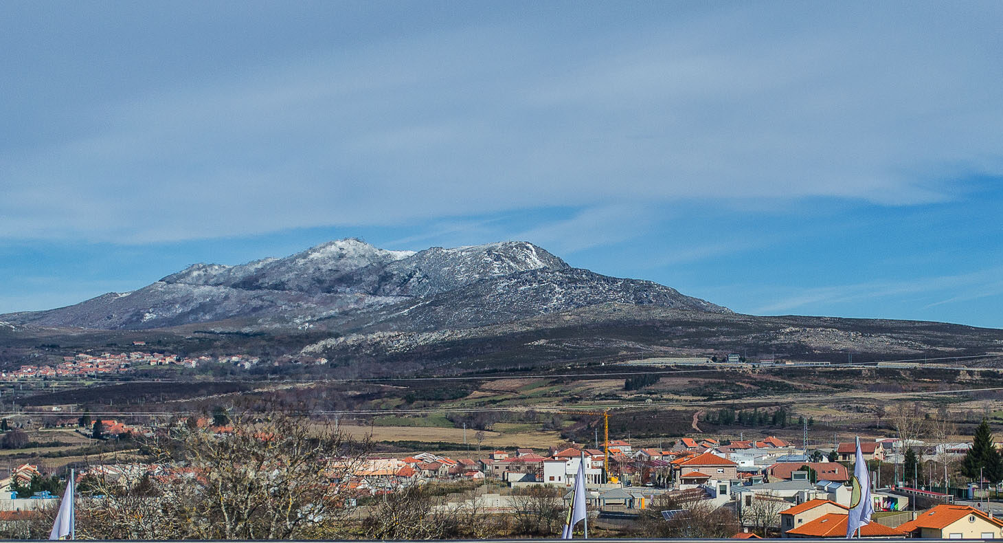 O cume da serra do Larouco polvilhado de neve, visto de Montalegre, com o casario da vila em primeiro plano