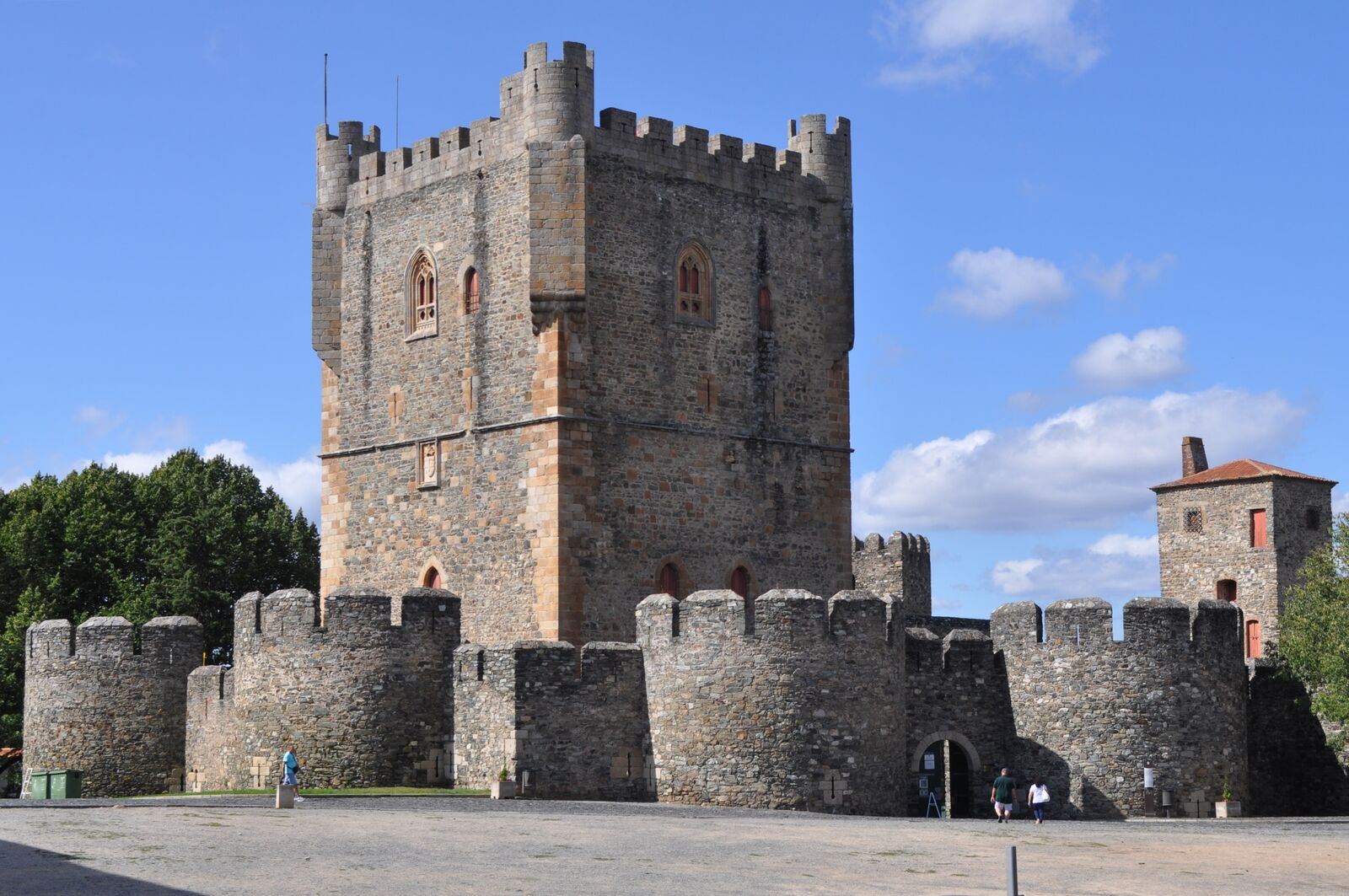 A Torre de Menagem do castelo de Bragança, rodeada pela muralha com torres circulares